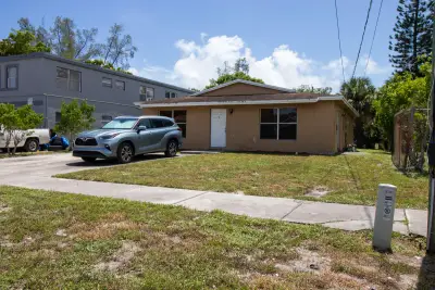 230 SW 8th St, Deerfield Beach: photo 1 of 2