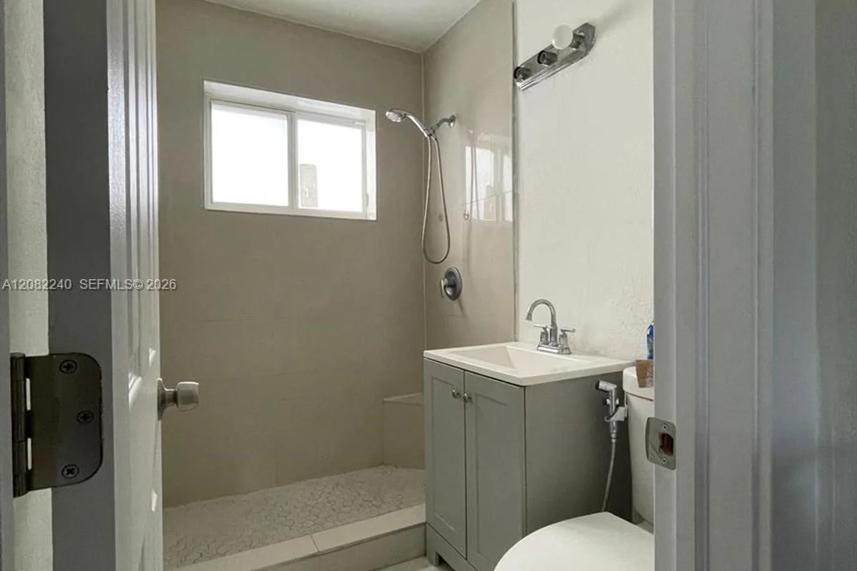 2142 NW 27th St, Miami: photo 1 of 10