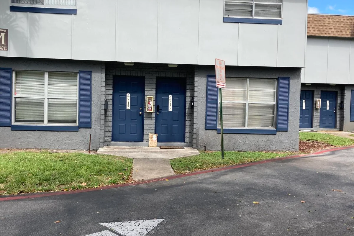 4715 NW 9th Dr, Plantation: photo 1 of 12