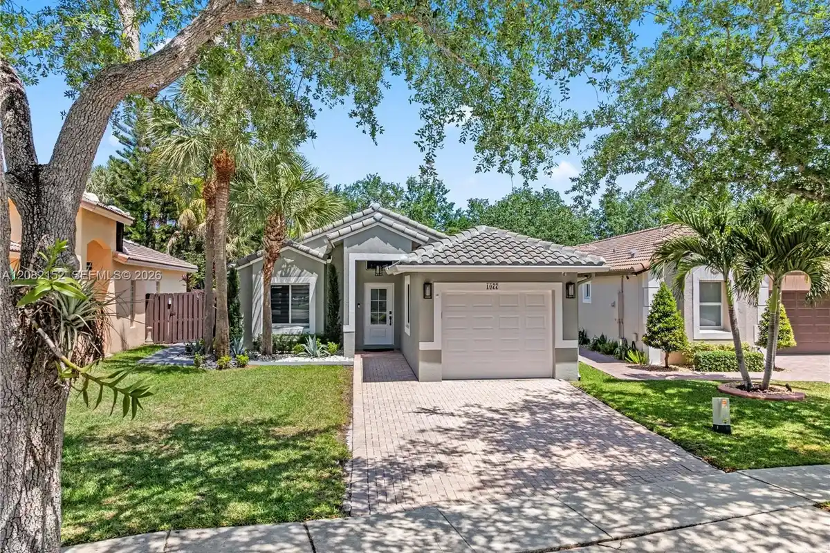 1077 NW 170th Ave, Pembroke Pines: photo 1 of 31