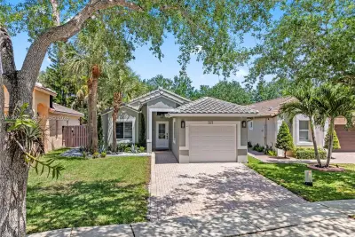 1077 NW 170th Ave, Pembroke Pines: photo 1 of 31