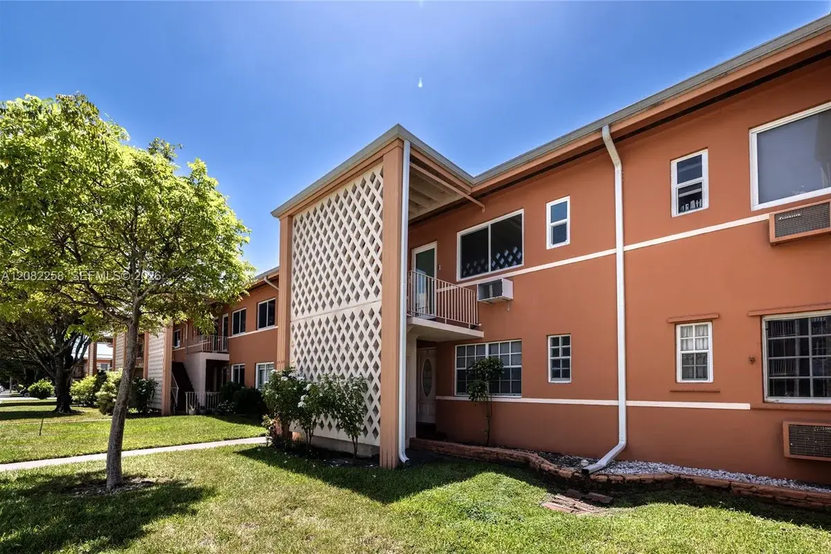 3550 SW 9th Ter #8B, Miami: photo 1 of 17