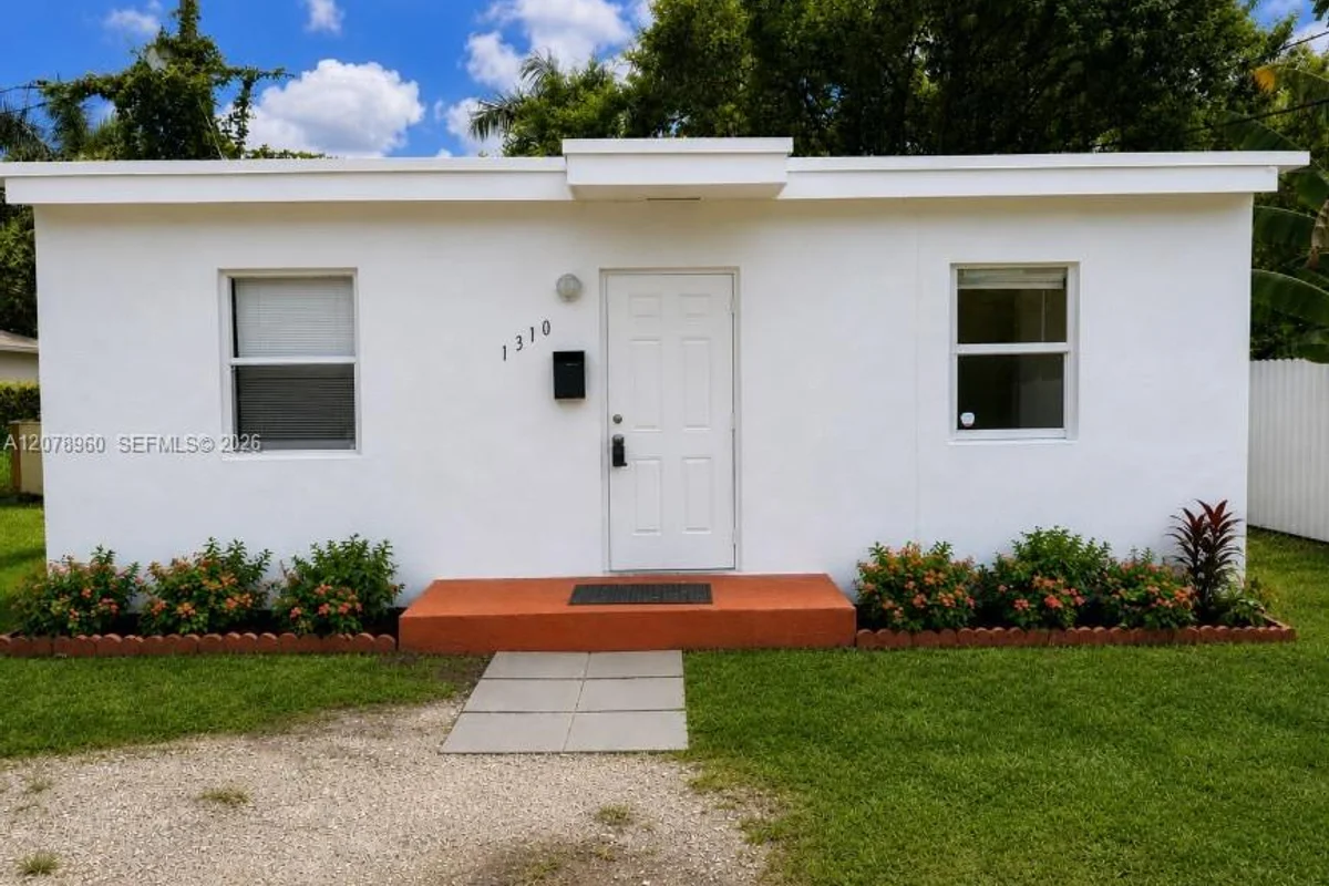 1310 NW 9th Pl, Florida City: photo 1 of 6