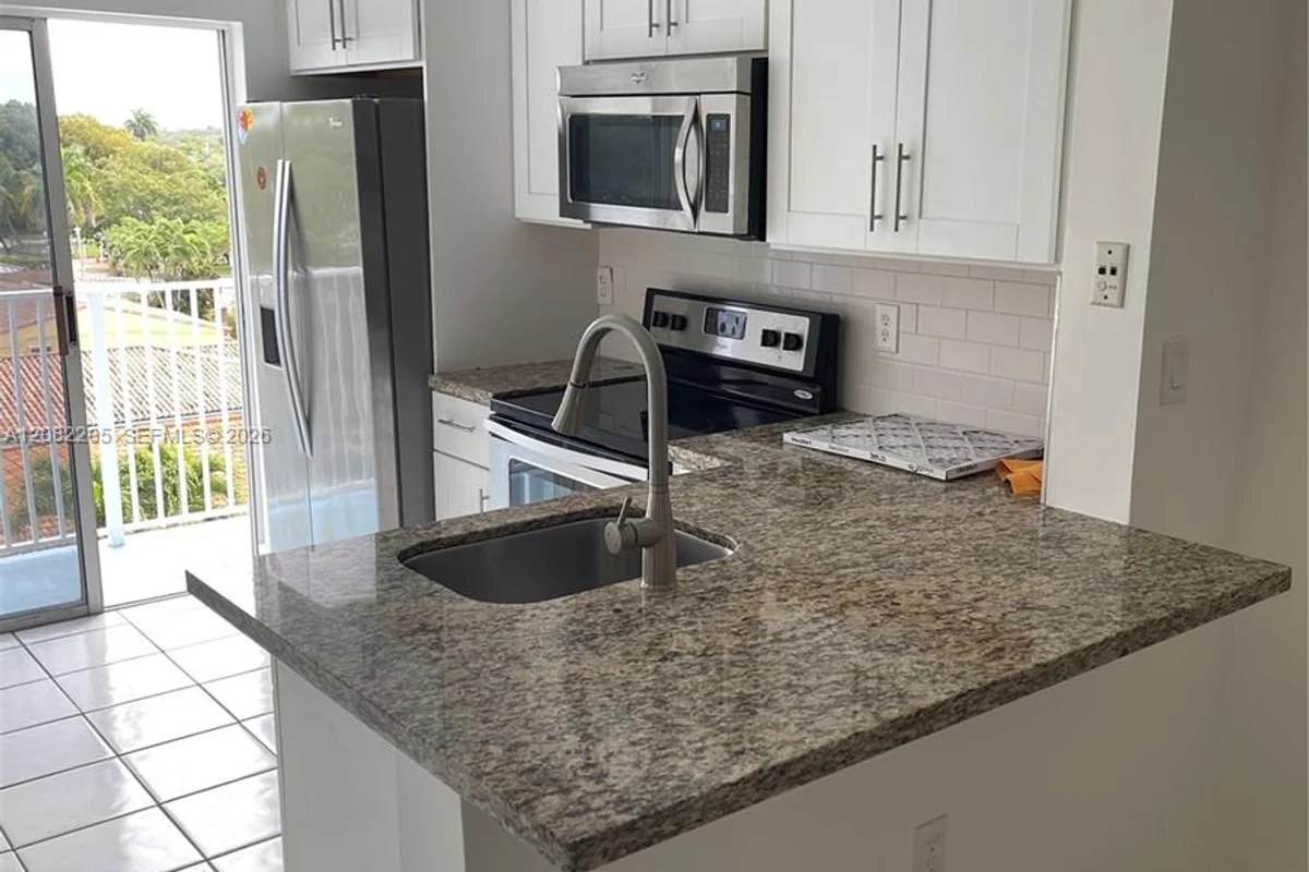 2575 SW 27th Ave #506, Miami: photo 1 of 10