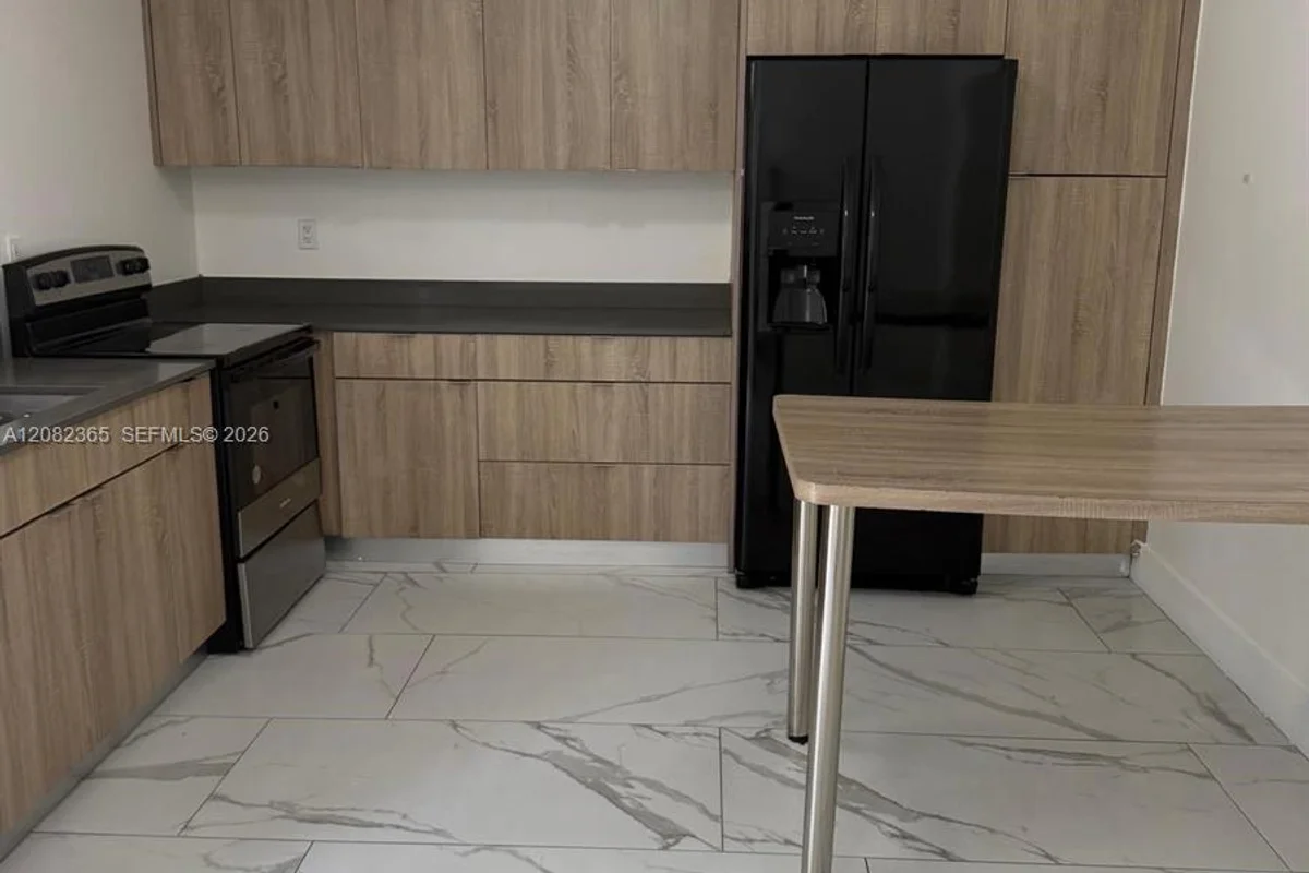 2542 NE 182nd St, North Miami Beach: photo 1 of 17