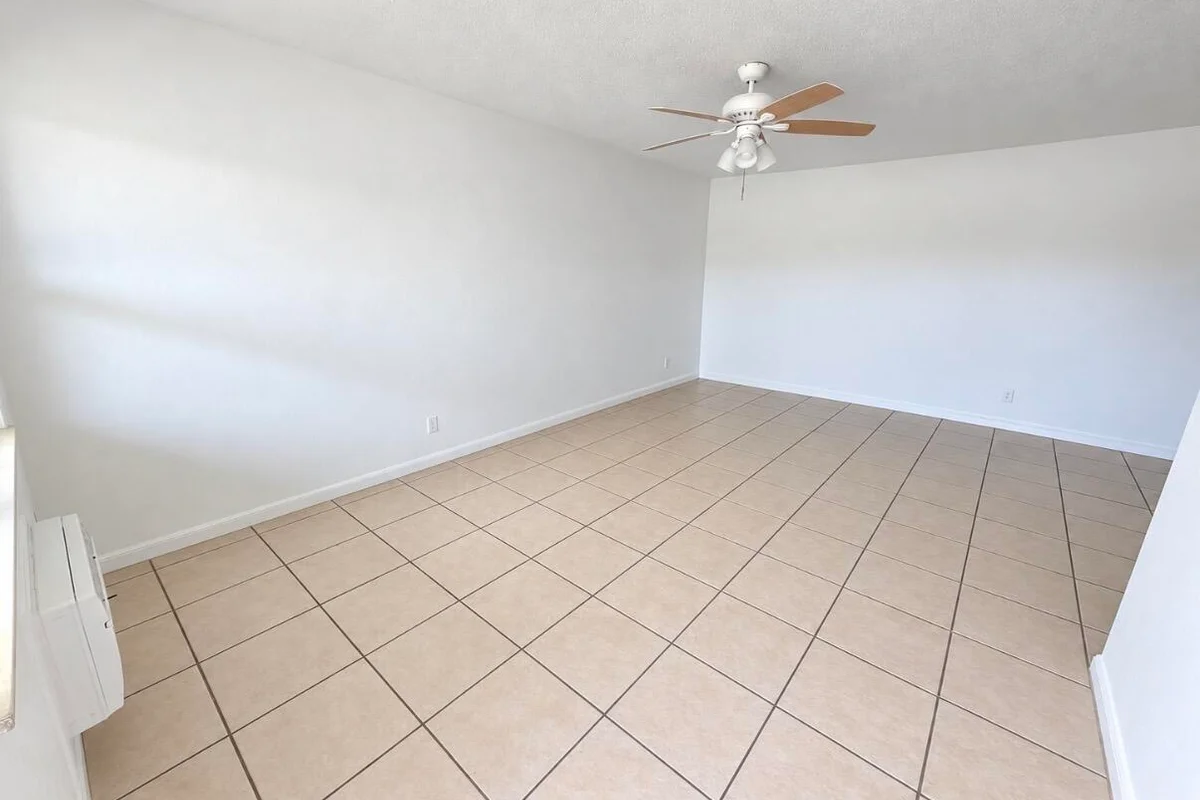 701 SE 15th St #8, Fort Lauderdale: photo 1 of 8