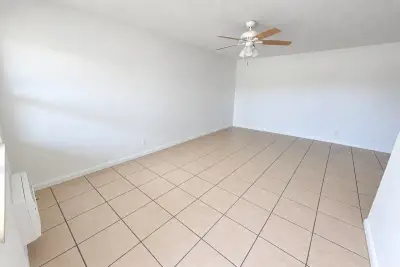 701 SE 15th St #8, Fort Lauderdale: photo 1 of 8