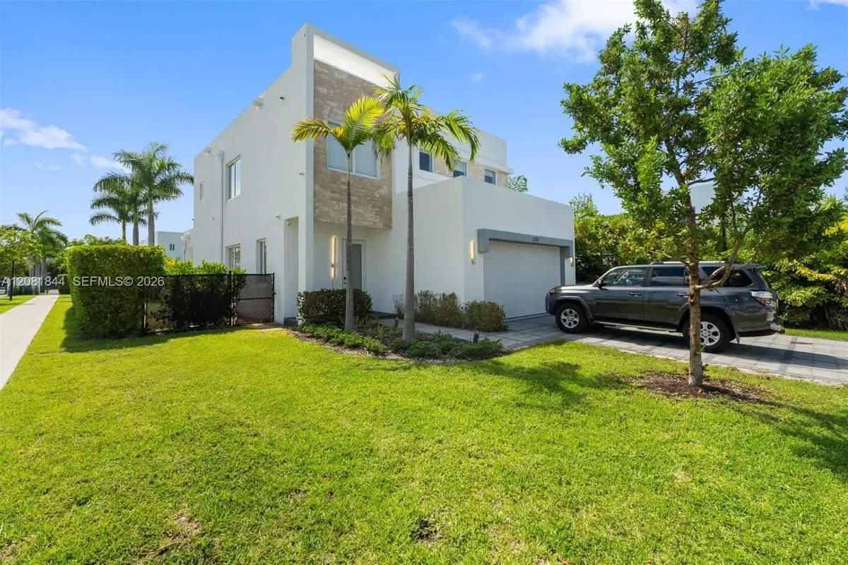 6810 NW 103rd Pl, Doral: photo 1 of 44