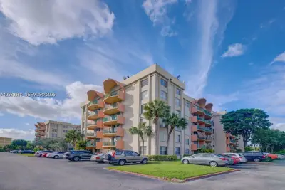 9320 Fontainebleau Blvd #213, Miami: photo 1 of 14