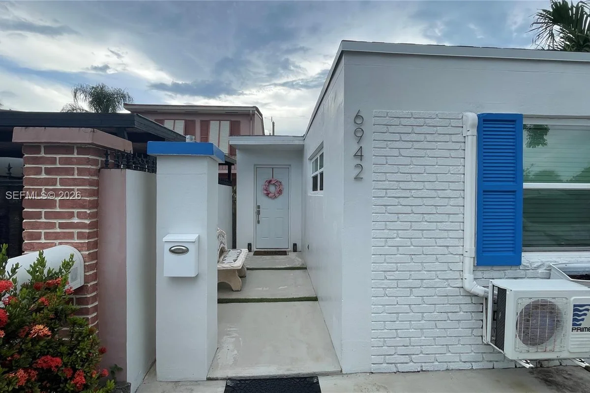 6942 W 14th Ct, Hialeah: photo 1 of 4