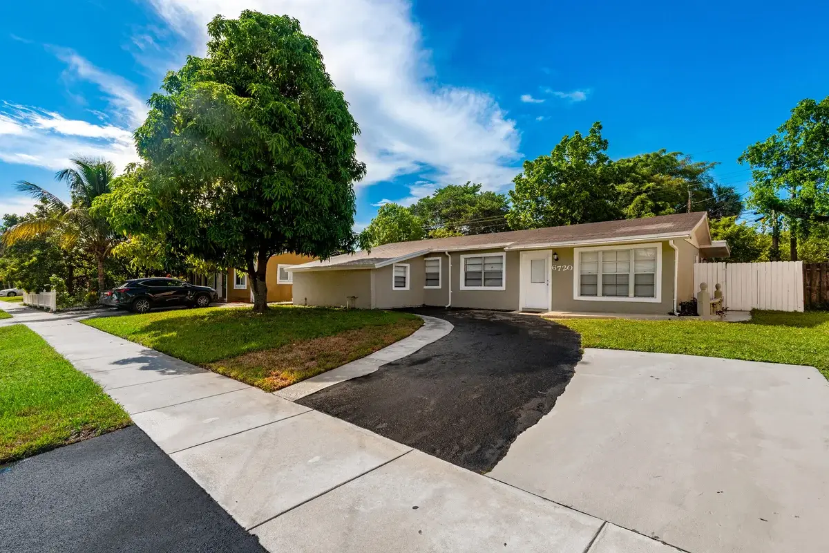 6720 SW 17th St, North Lauderdale: photo 1 of 38