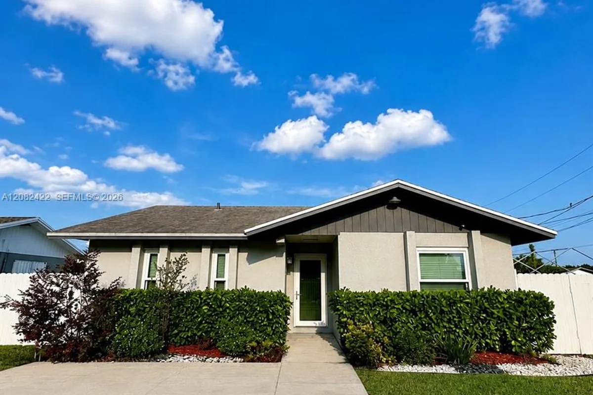 18155 SW 105th Ave, Miami: photo 1 of 15