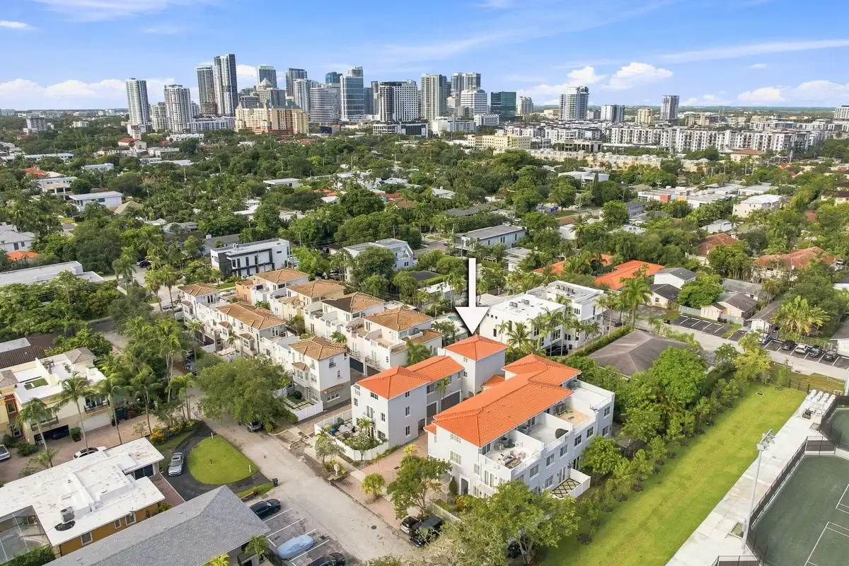 633 NE 11th Ave #2, Fort Lauderdale: photo 1 of 37