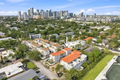 633 NE 11th Ave #2, Fort Lauderdale: photo 1 of 37