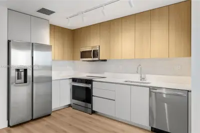 215 SE 4th St #202, Hallandale Beach: photo 1 of 23