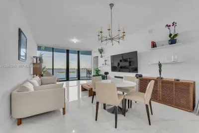 700 NE 24th St #1405, Miami: photo 1 of 33