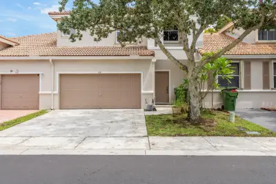 831 NW 130th Ave, Pembroke Pines: photo 1 of 19
