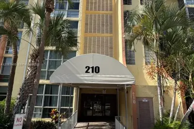 210 172nd St #144, Sunny Isles Beach: photo 1 of 5