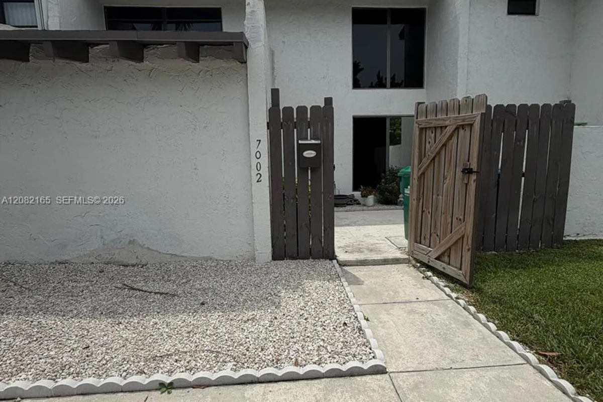 7002 SW 114th Ave, Miami: photo 1 of 6
