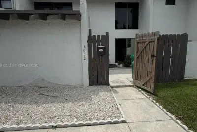 7002 SW 114th Ave, Miami: photo 1 of 6