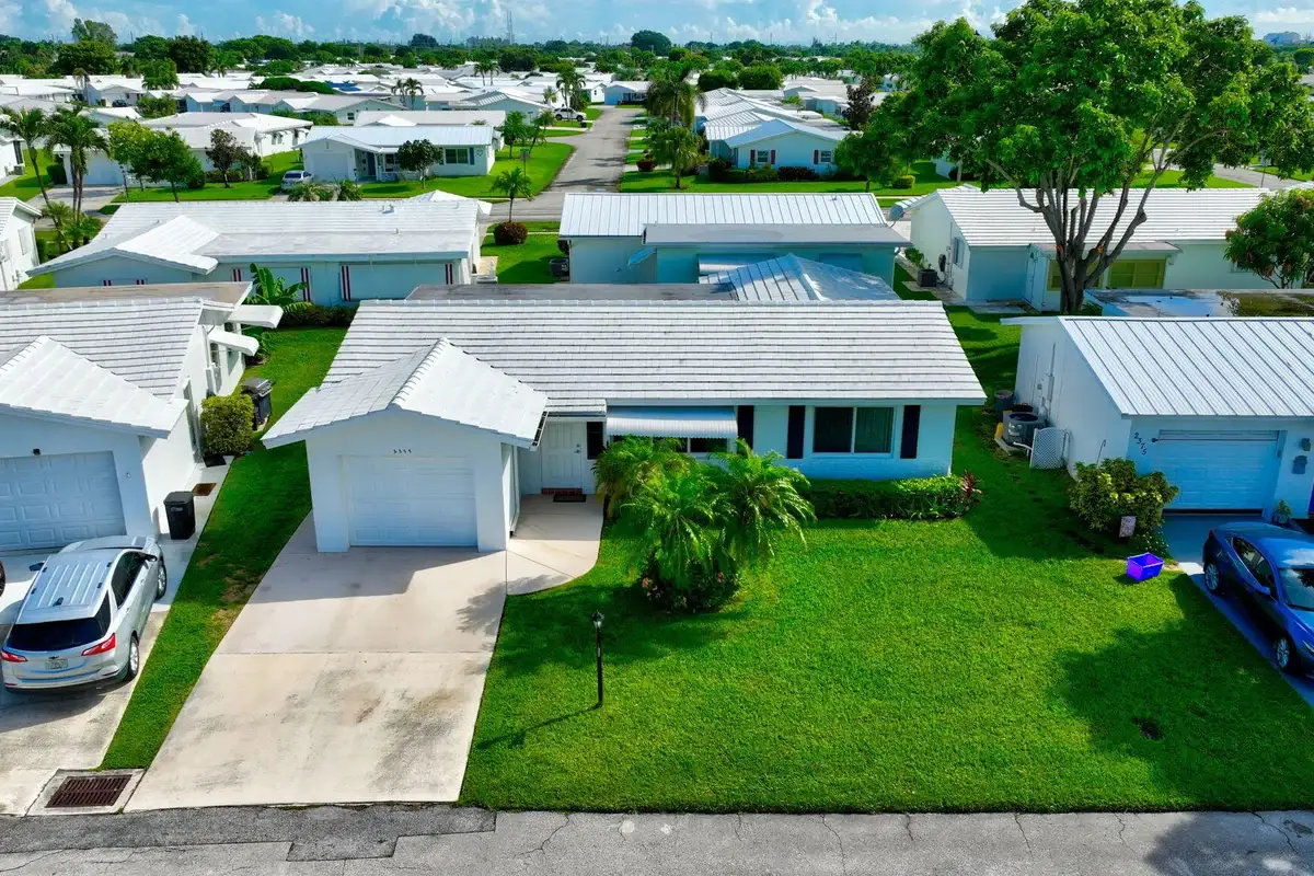 2377 SW 8th Ave, Boynton Beach: photo 1 of 40