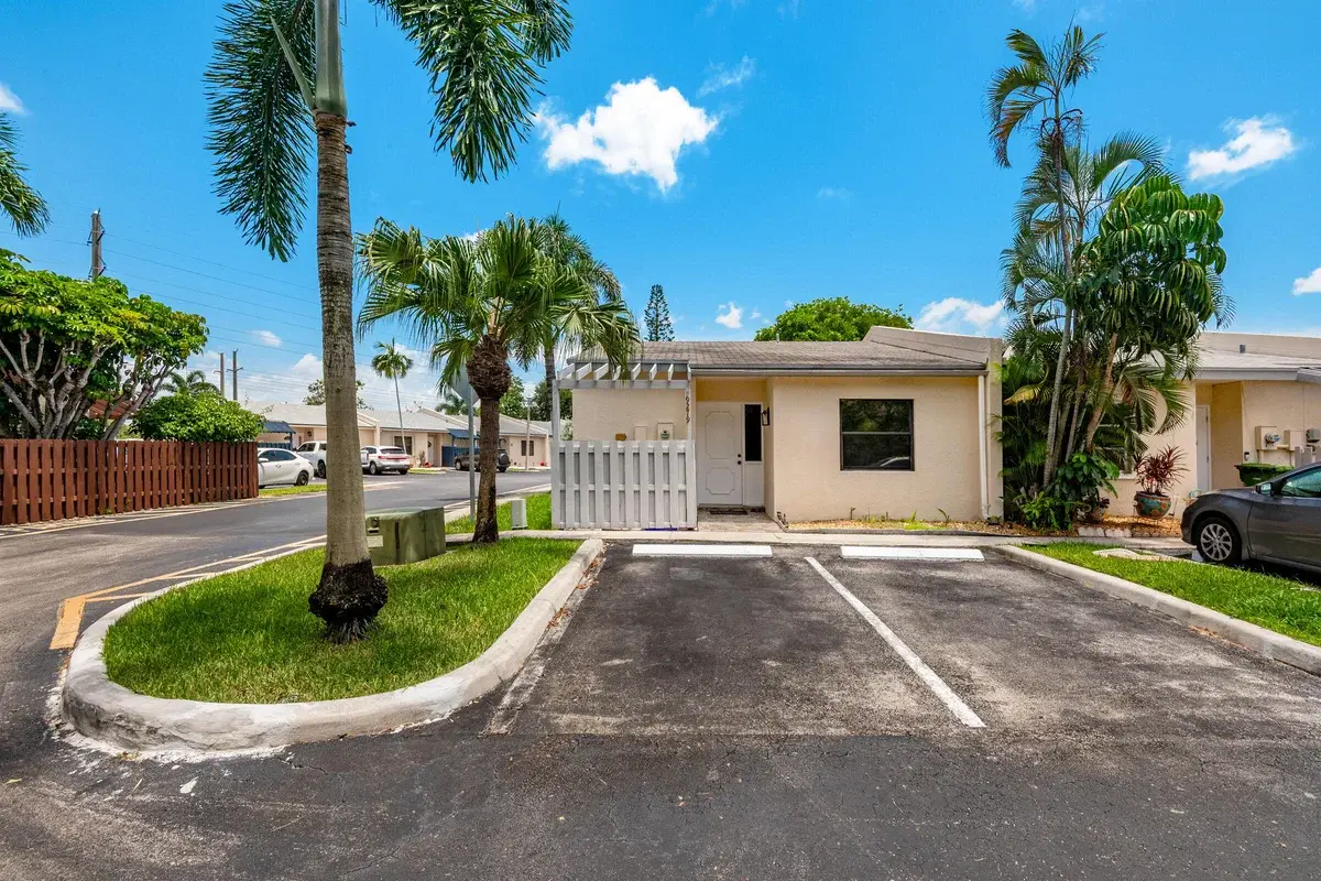 9279 NW 17th Ct, Pembroke Pines: photo 1 of 29