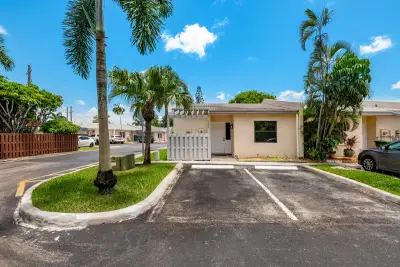 9279 NW 17th Ct, Pembroke Pines: photo 1 of 29