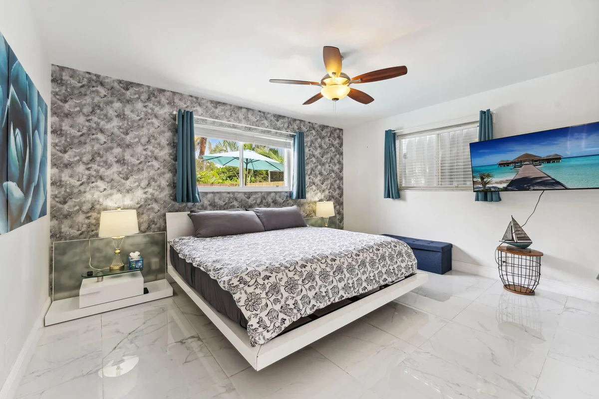 1243 Garfield St, Hollywood: photo 1 of 25