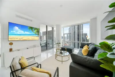 851 NE 1st Ave #2011, Miami: photo 1 of 31