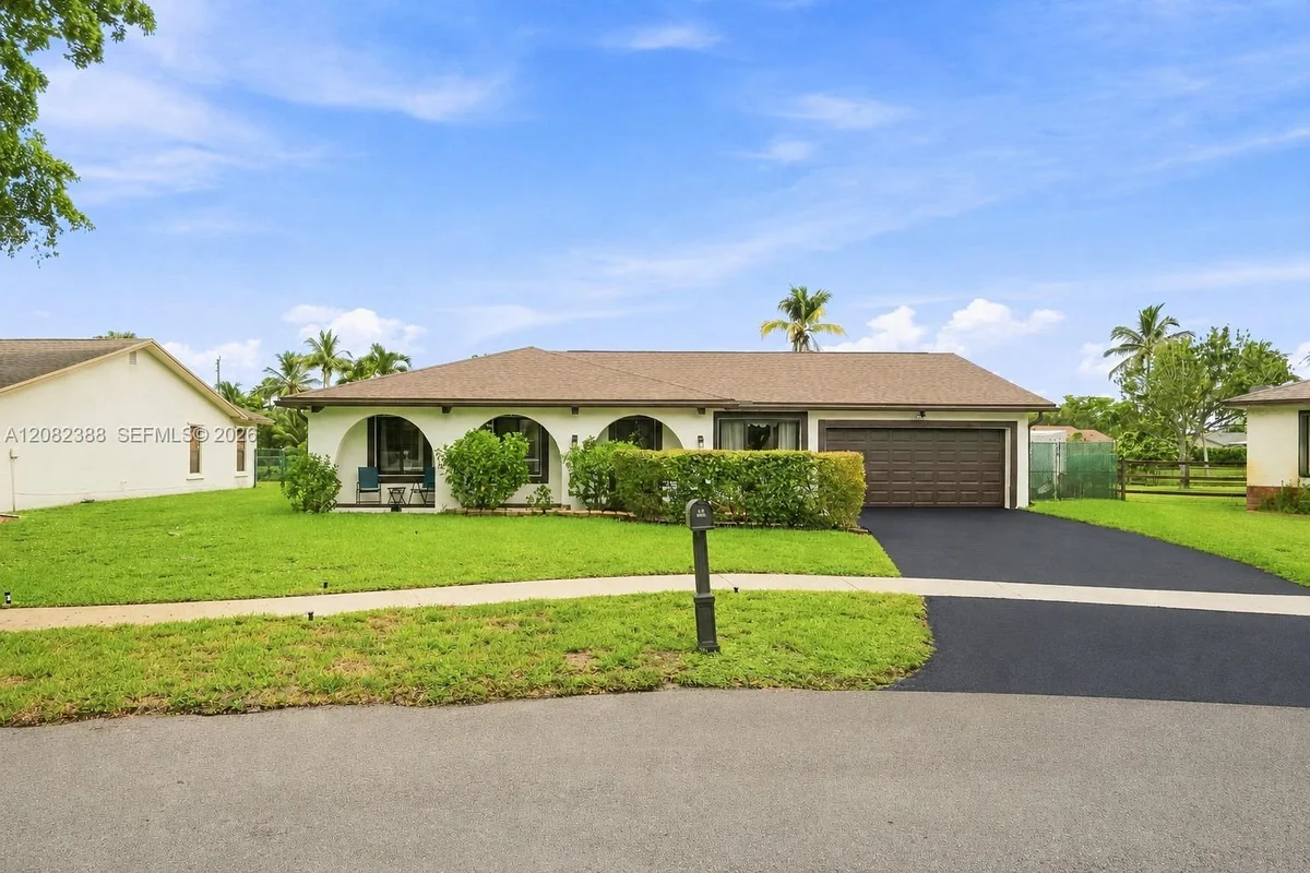 8656 SW 50th St, Cooper City: photo 1 of 40