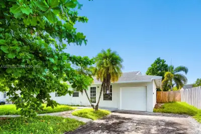 8220 SW 6th St, North Lauderdale: photo 1 of 31