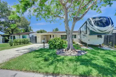 1041 SW 32nd St, Fort Lauderdale: photo 1 of 50