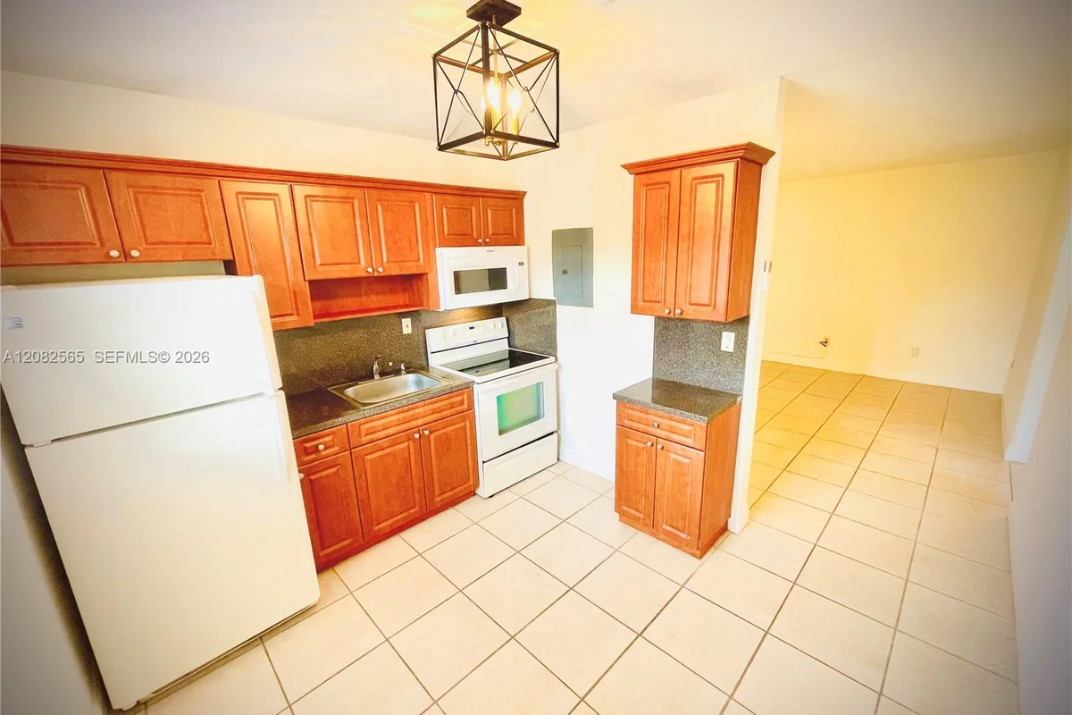 47 NW 47th Ave #14, Miami: photo 1 of 17