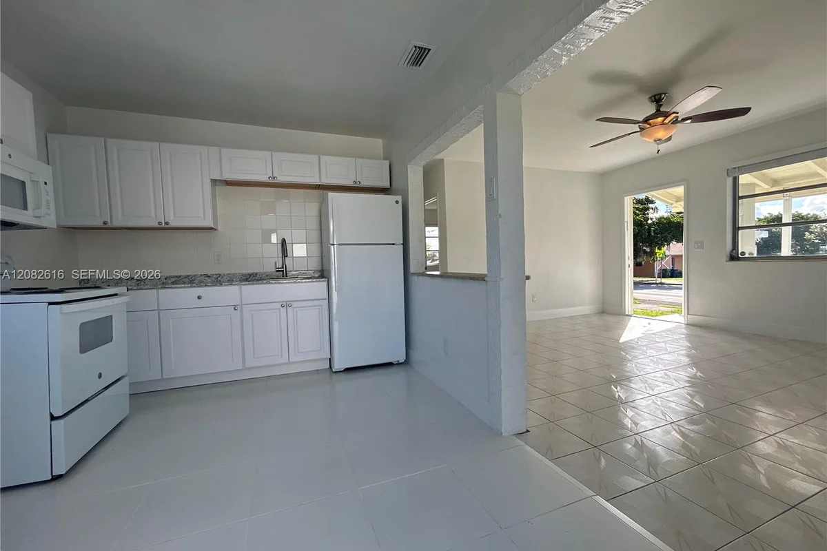 725 SW 8th Ave #A, Hallandale Beach: photo 1 of 17