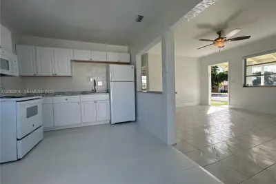 725 SW 8th Ave #A, Hallandale Beach: photo 1 of 17