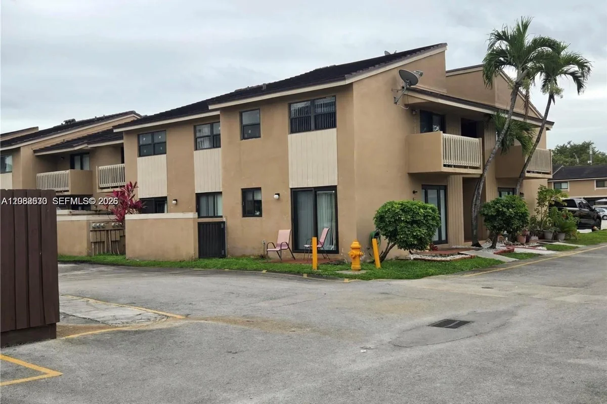 15445 SW 80th St #202, Miami: photo 1 of 11