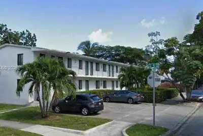 481 NW 30th St #2, Miami: photo 1 of 10