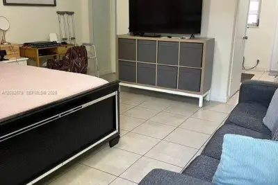 730 SW 10th St #1, Miami: photo 1 of 20