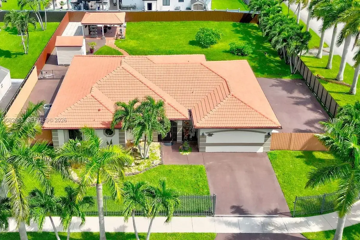 13203 SW 205th Ln, Miami: photo 1 of 22