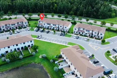 11388 W 34th Way, Hialeah: photo 1 of 15