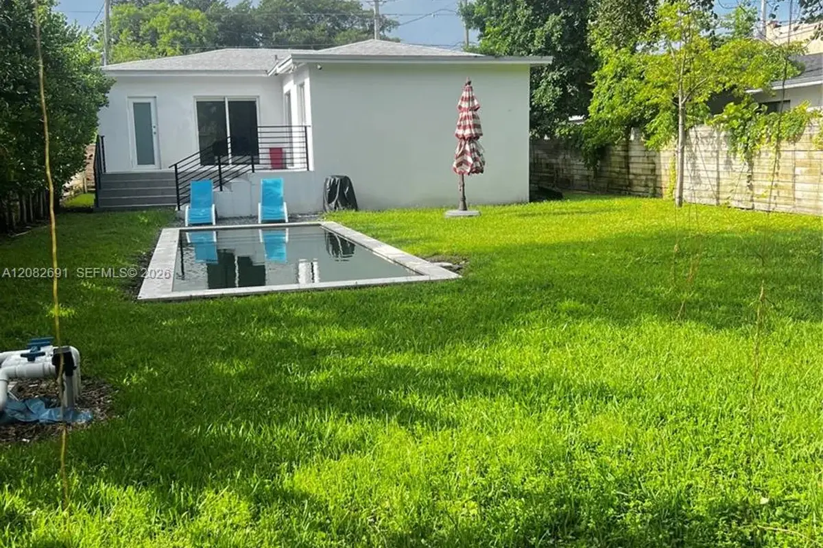 15 NW 52nd St, Miami: photo 1 of 28