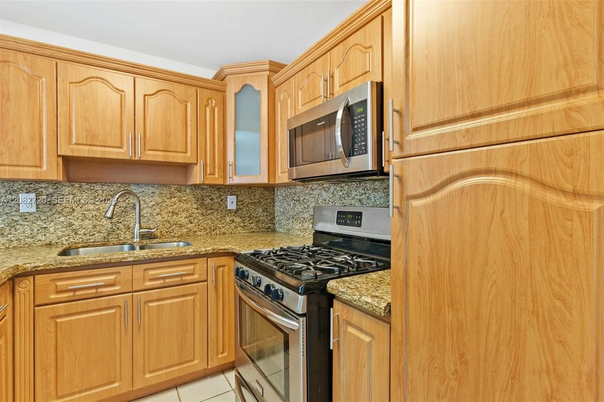 1300 W 47th Pl #223, Hialeah: photo 1 of 28