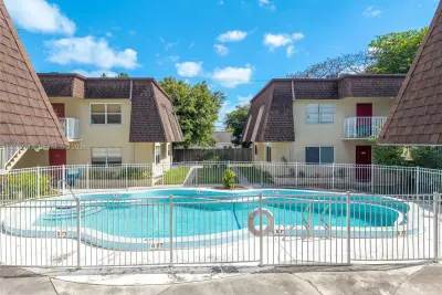 4524 SW 54th St #501-W, Dania Beach: photo 1 of 33