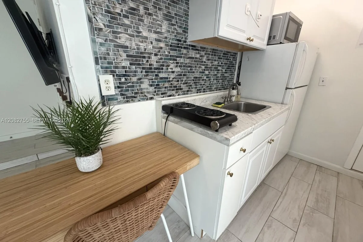 1300 Arthur St, Hollywood: photo 1 of 11