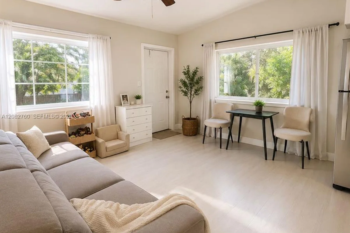 1557 NW 66th St, Miami: photo 1 of 5