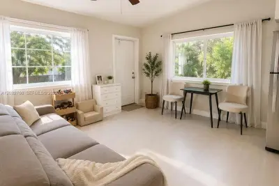 1557 NW 66th St, Miami: photo 1 of 5