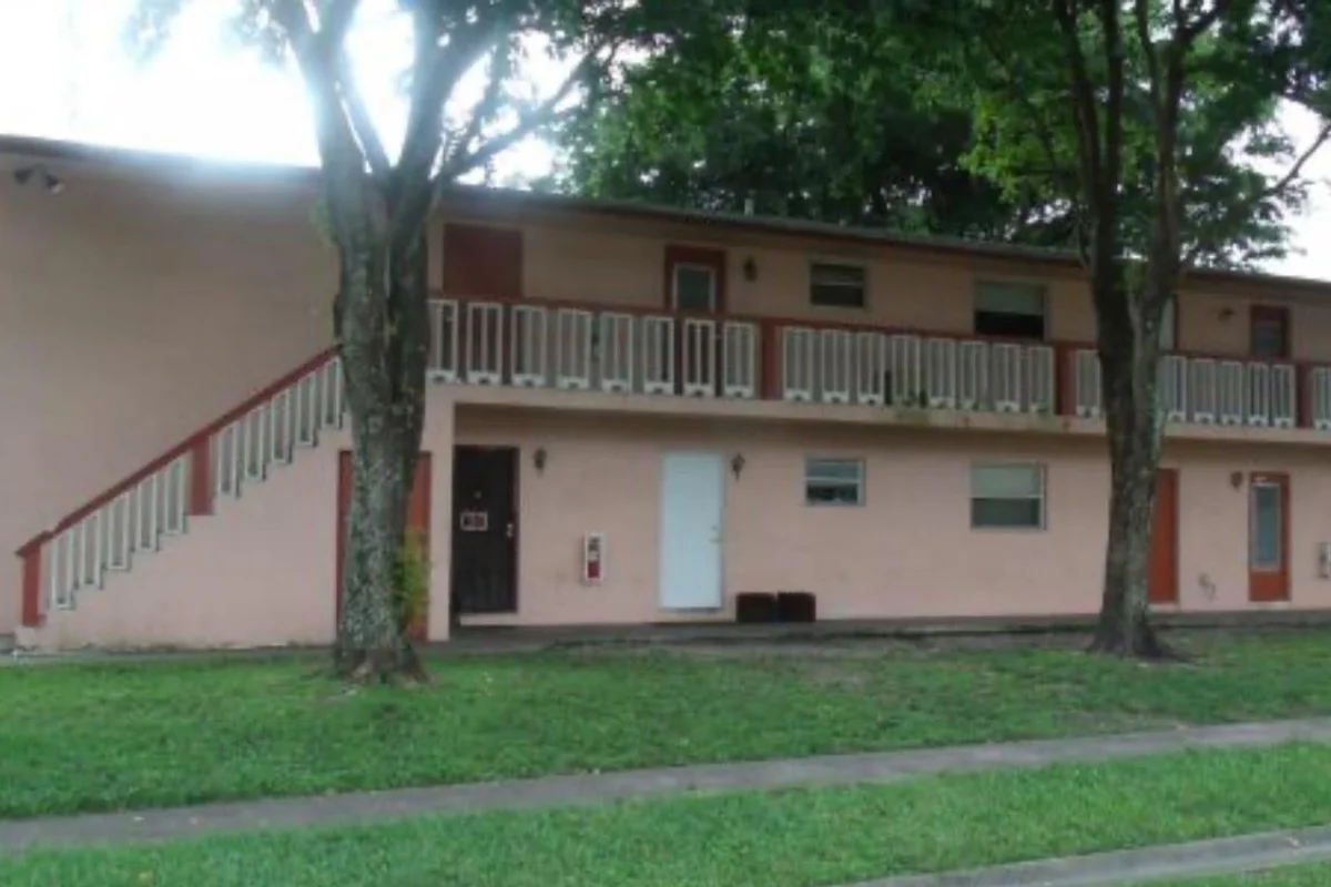 1011 SW 74th Ave #201B, North Lauderdale: photo 1 of 12