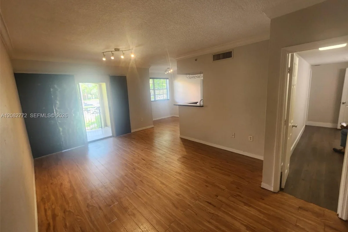 Condo in Pembroke Pines: photo 1 of 22