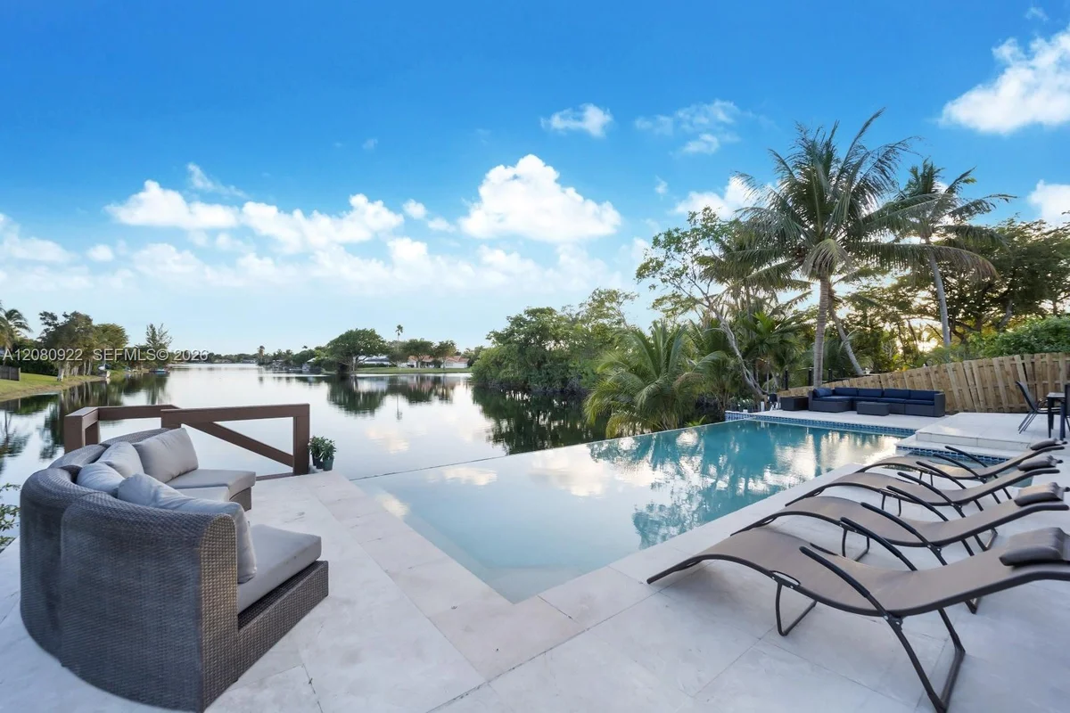 2286 NE 215th St, Miami: photo 1 of 34