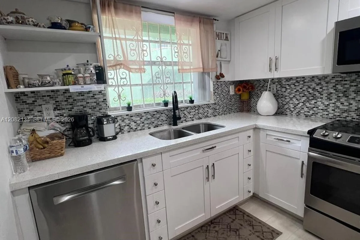 11183 NW 7th St #104, Miami: photo 1 of 24